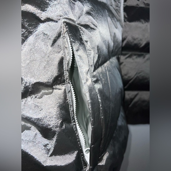 -BRAND NEW WITH TAGS- NIKE Woman’s XL Silver Metallic Puffer Jacket - Picture 14 of 15